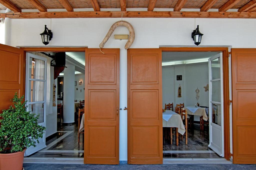 Alex Hotel Tourlos Bagian luar foto